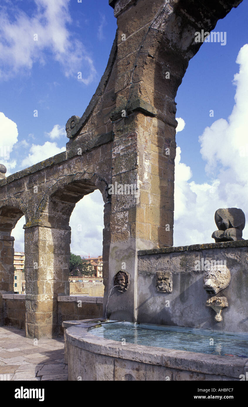 Öffnungen mit Brunnen Pitigliano Toskana Italien Stockfoto