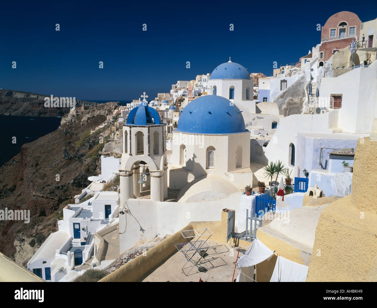 Blauen Kuppelkirchen Oia Santorini griechische Inseln Griechenland Stockfoto