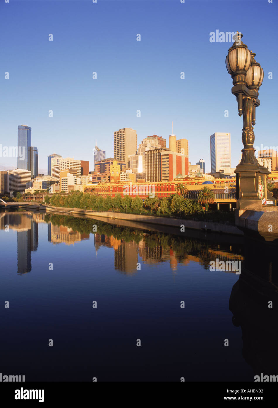 Rialto Gebäude und Melbourne Skyline entlang Yarra River bei Sonnenaufgang Stockfoto