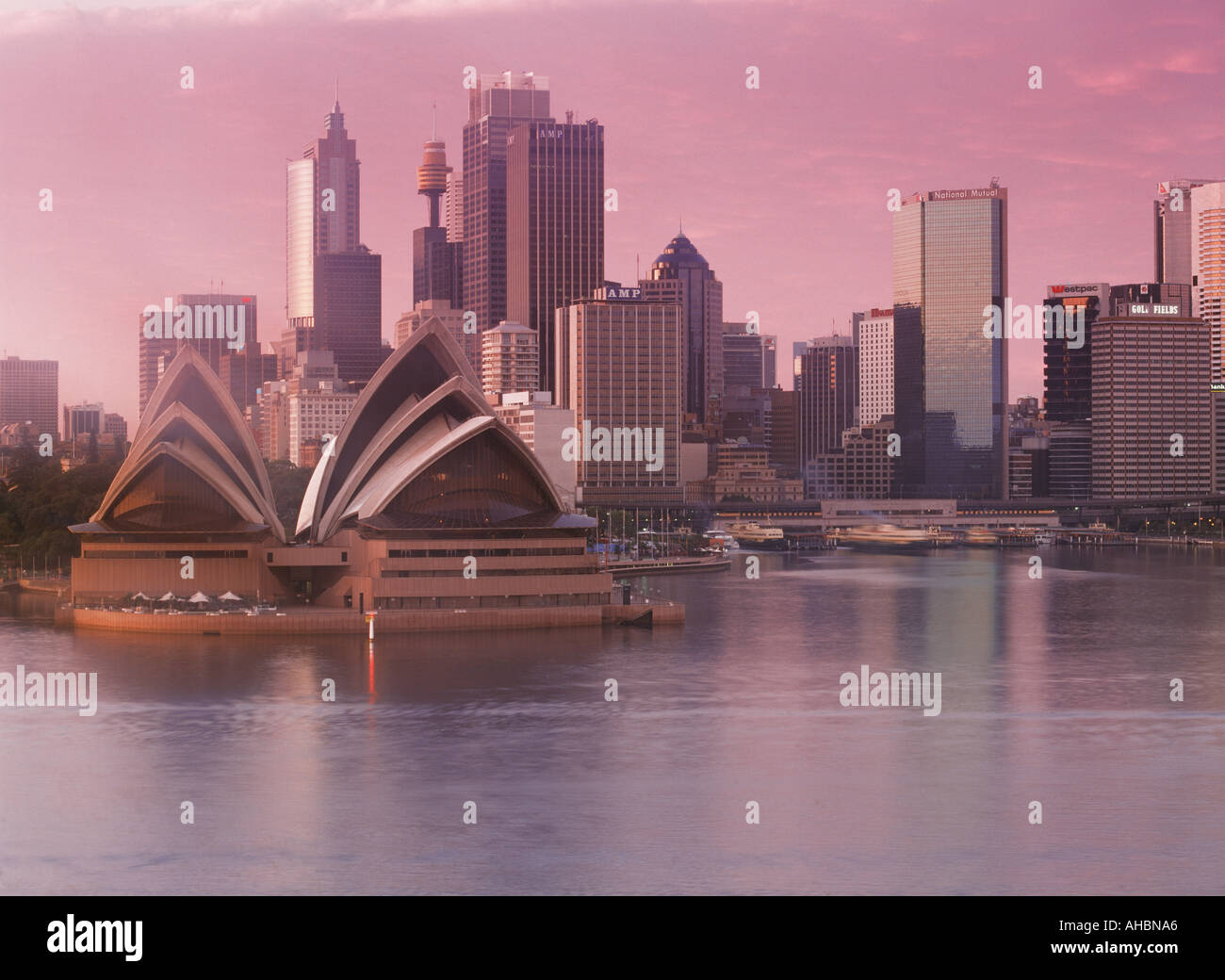 Nebligen Sonnenaufgang reflektiert mit Opernhaus Sydney skyline Stockfoto