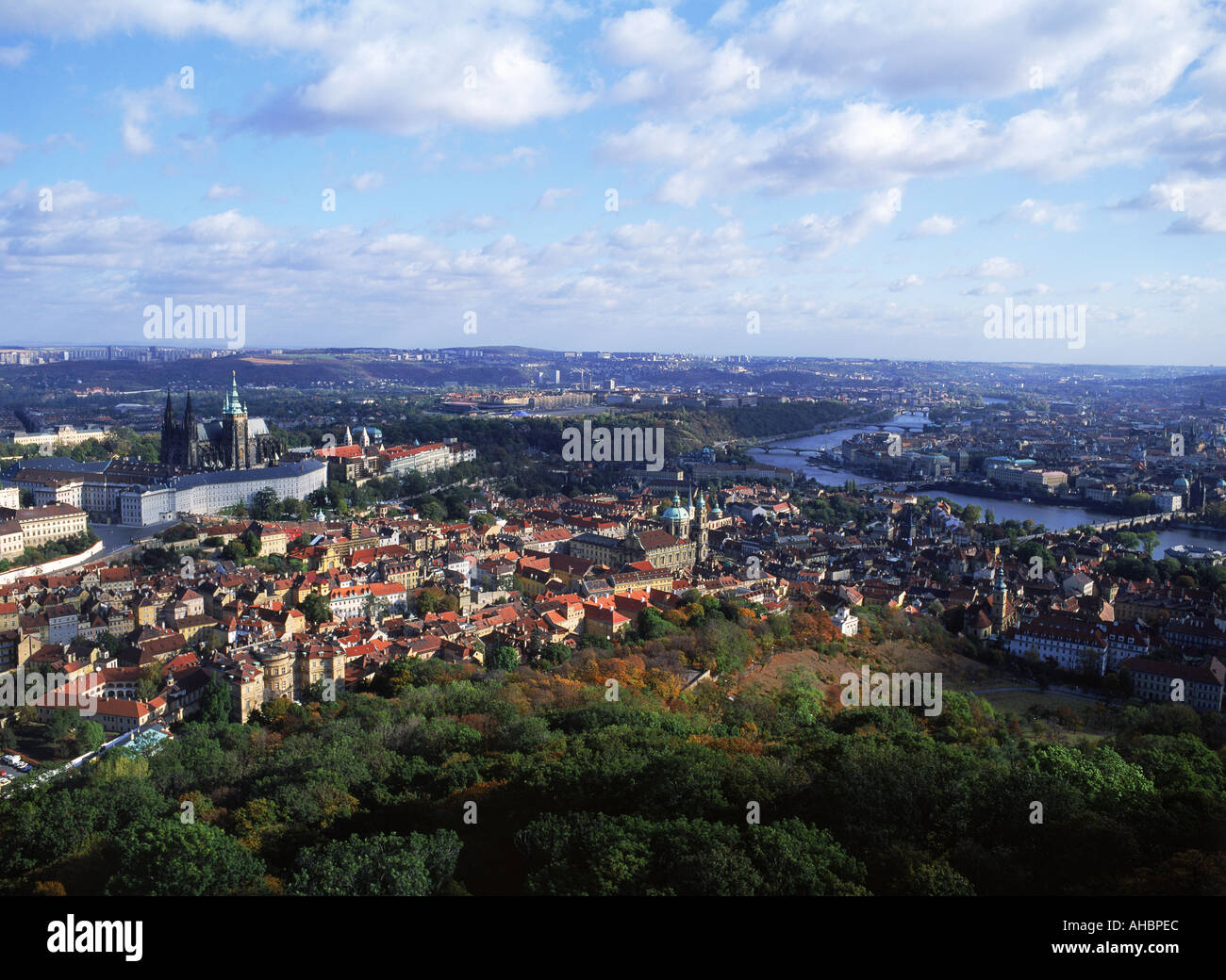 Blick auf Prag von Petrin-Hügel mit St Vitu s Cathedral und Vltava (Moldau) Stockfoto