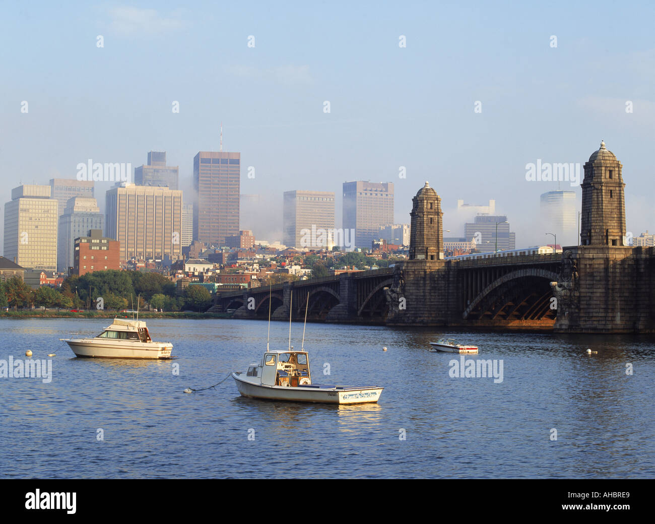 Charles River mit Longfellow Bridge und Boston skyline Stockfoto
