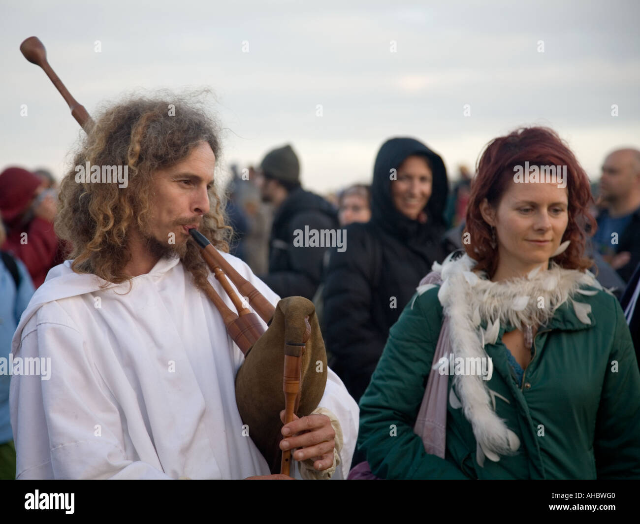 Druiden spielen Rohre im Sommer Soltice Stonehenge UK Europe Stockfoto