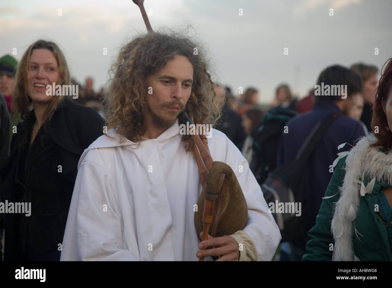 Druiden spielen Rohre im Sommer Soltice Stonehenge UK Europe Stockfoto