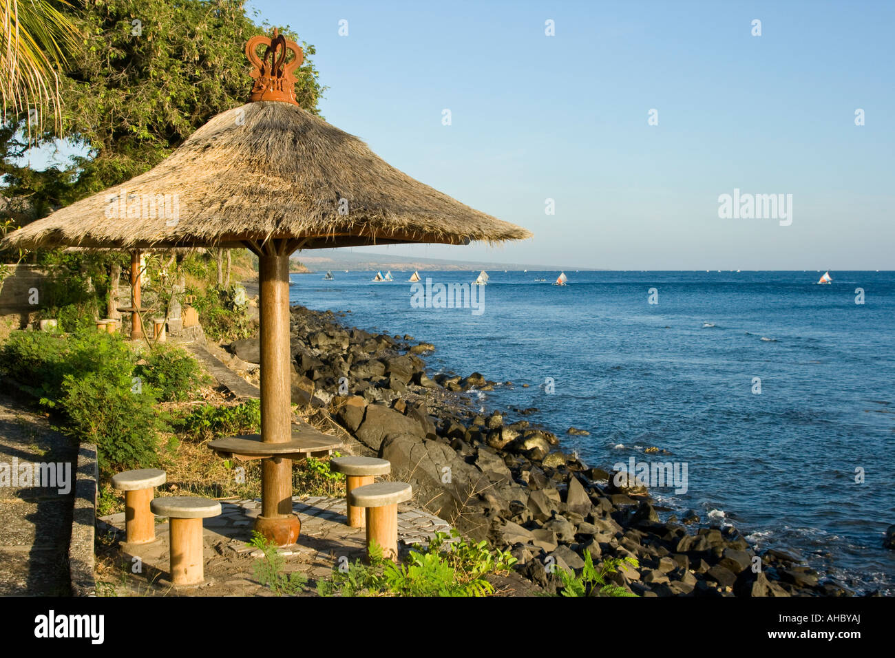 Resort Regenschirm Jukung oder traditionelle Fischerei Segelboote Amed Bali Indonesien Stockfoto