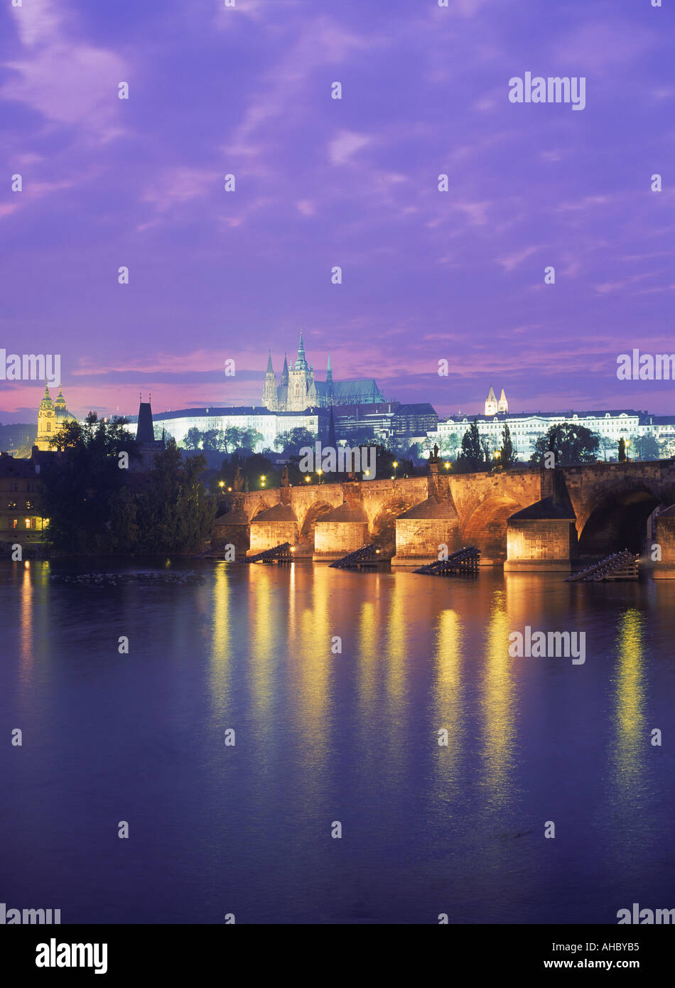 Karlsbrücke reflektiert der Moldau in Prag in der Abenddämmerung Stockfoto