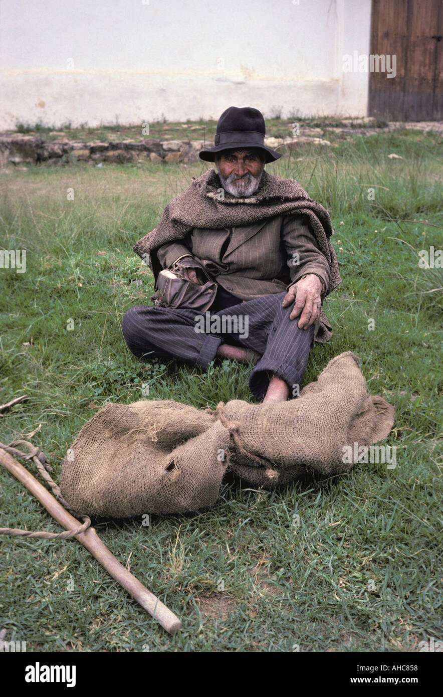 Portrait eines alten Mannes in der Stadt Villa de Leyva in der Nähe von Bogota Kolumbien in seiner Nähe auf dem Boden ist meschotschek Zuckerrohr und Sackleinen Stockfoto