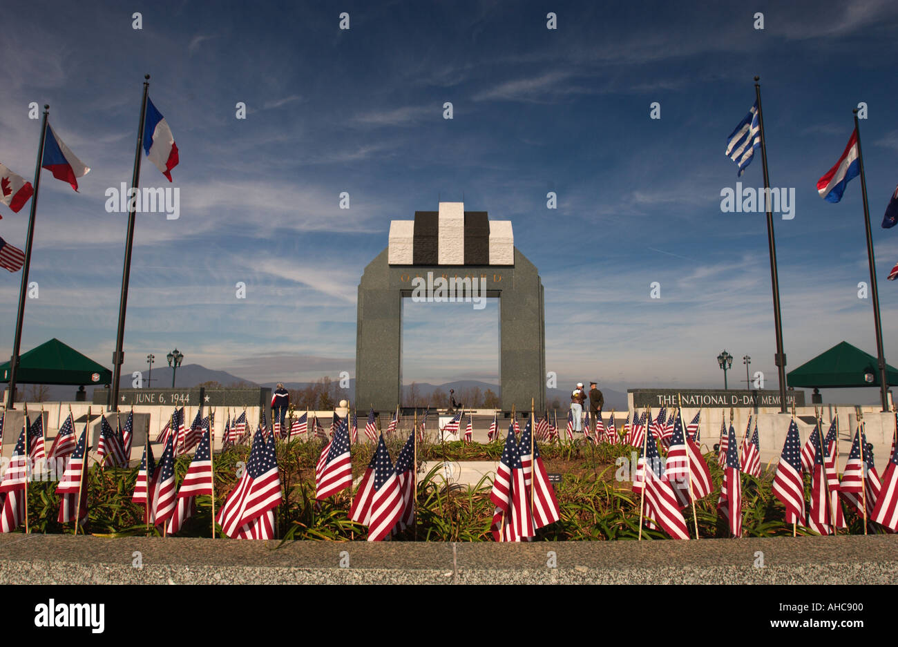 WWII D-Day Memorial Arch mit amerikanischen Flaggen auf Bedford VA USA anzeigen Stockfoto