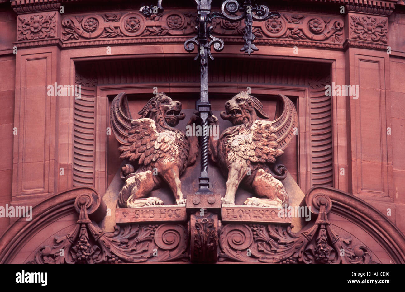 Paar von geflügelten Löwen (1883) aus rotem Corsehill Stein auf geschwungene Front des viktorianischen Pfandleiher Shop, Fleet Street, London, England Stockfoto