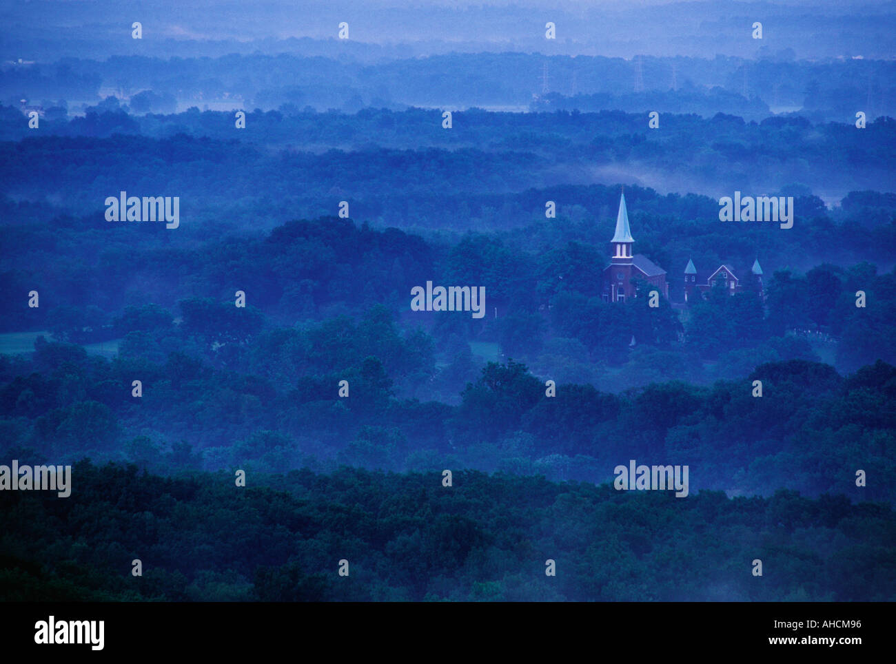 Dämmerung fällt im Nebel gefüllt Ohio Valley Clark County Indiana Stockfoto