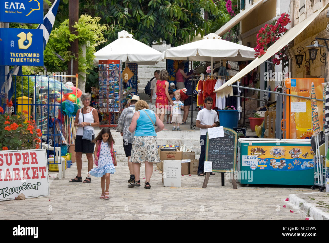 Touristen Einkaufen in Fiskardo, Kefalonia, Ionische Inseln Griechenland. Stockfoto