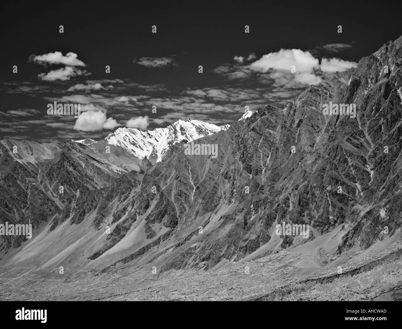 Schwarz / weiß Infrarot-Bild mit Blick auf Karimabad im Hunza-Tal im Norden Pakistans Stockfoto