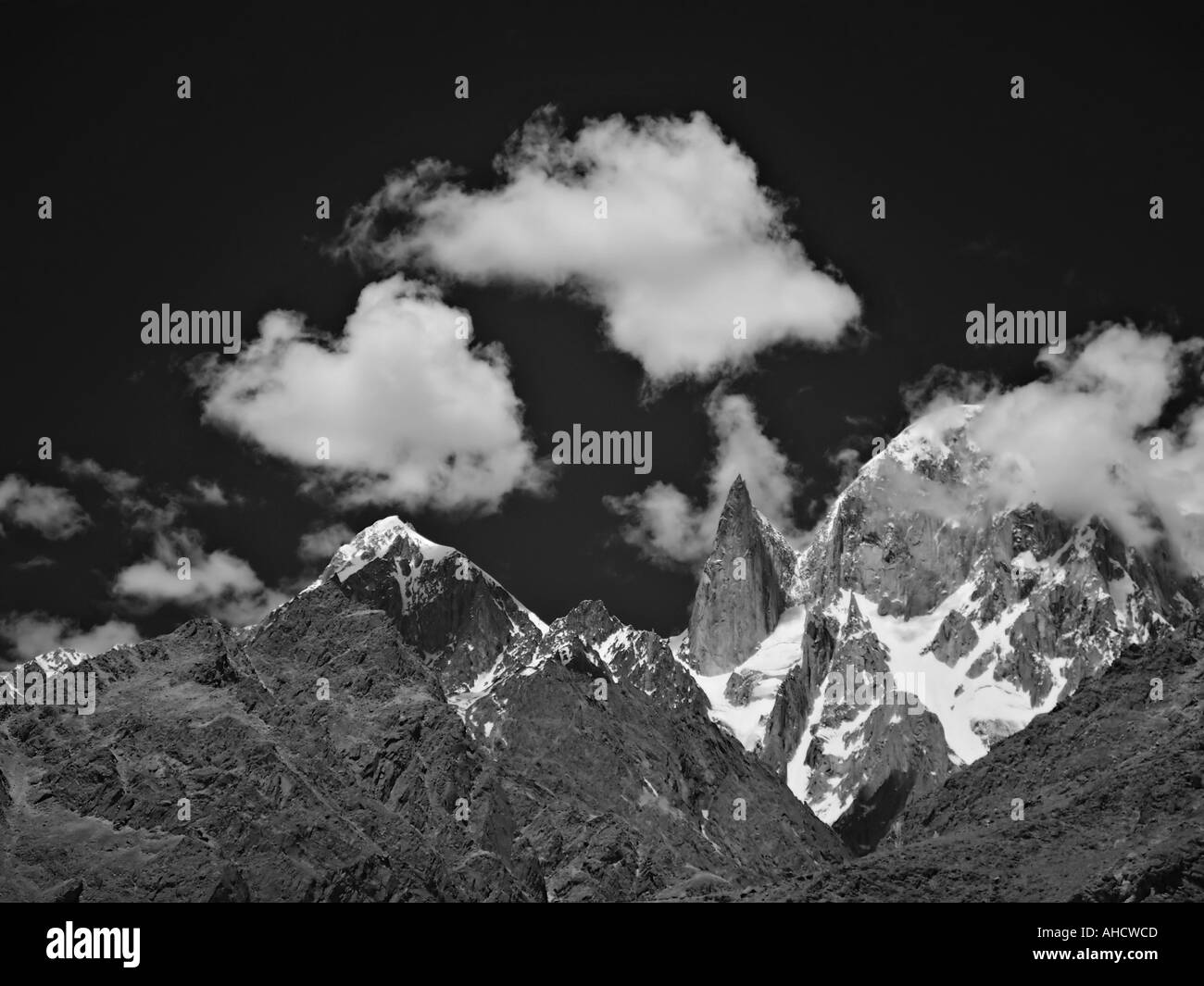 Schwarz / weiß Infrarot-Bild von der Ladyfinger Gipfel mit Blick auf Karimabad im Hunza-Tal im Norden Pakistans Stockfoto