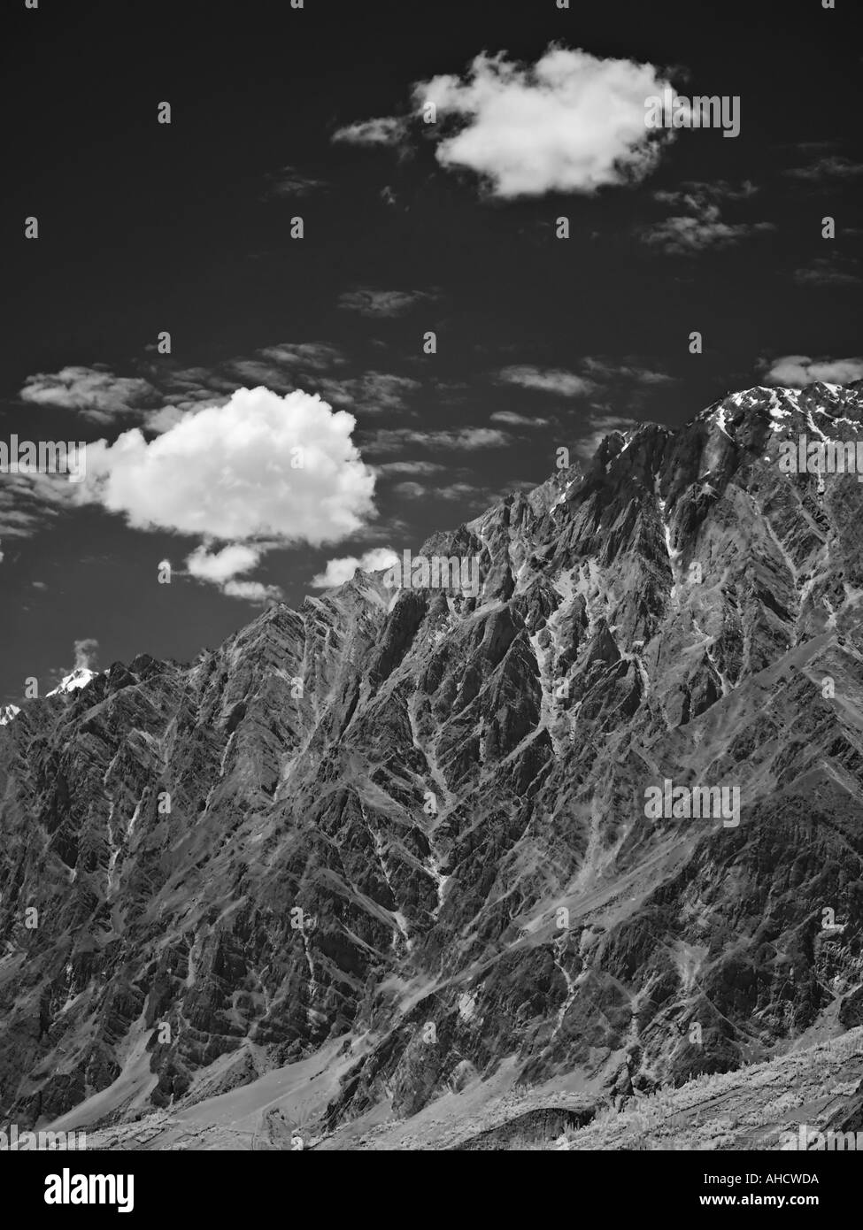 Infrarot-Bild schwarz und weiß im Hunza-Tal mit Blick auf Karimabad im Norden Pakistans Stockfoto