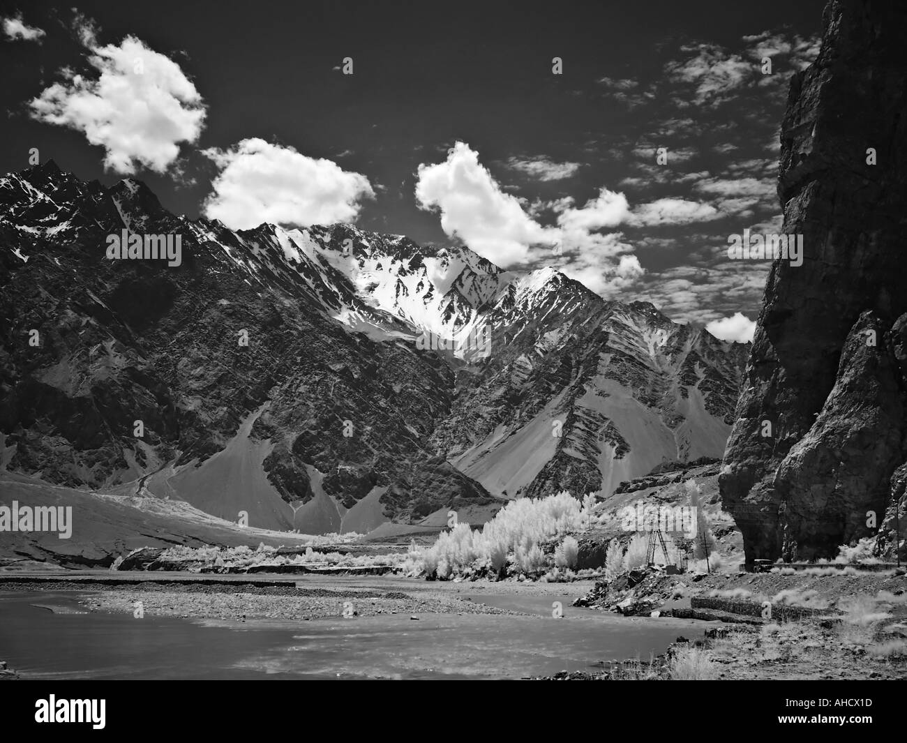 Schwarz / weiß Infrarot-Aufnahme unter die Passu Kegel im oberen Hunza-Tal im Norden Pakistans Stockfoto