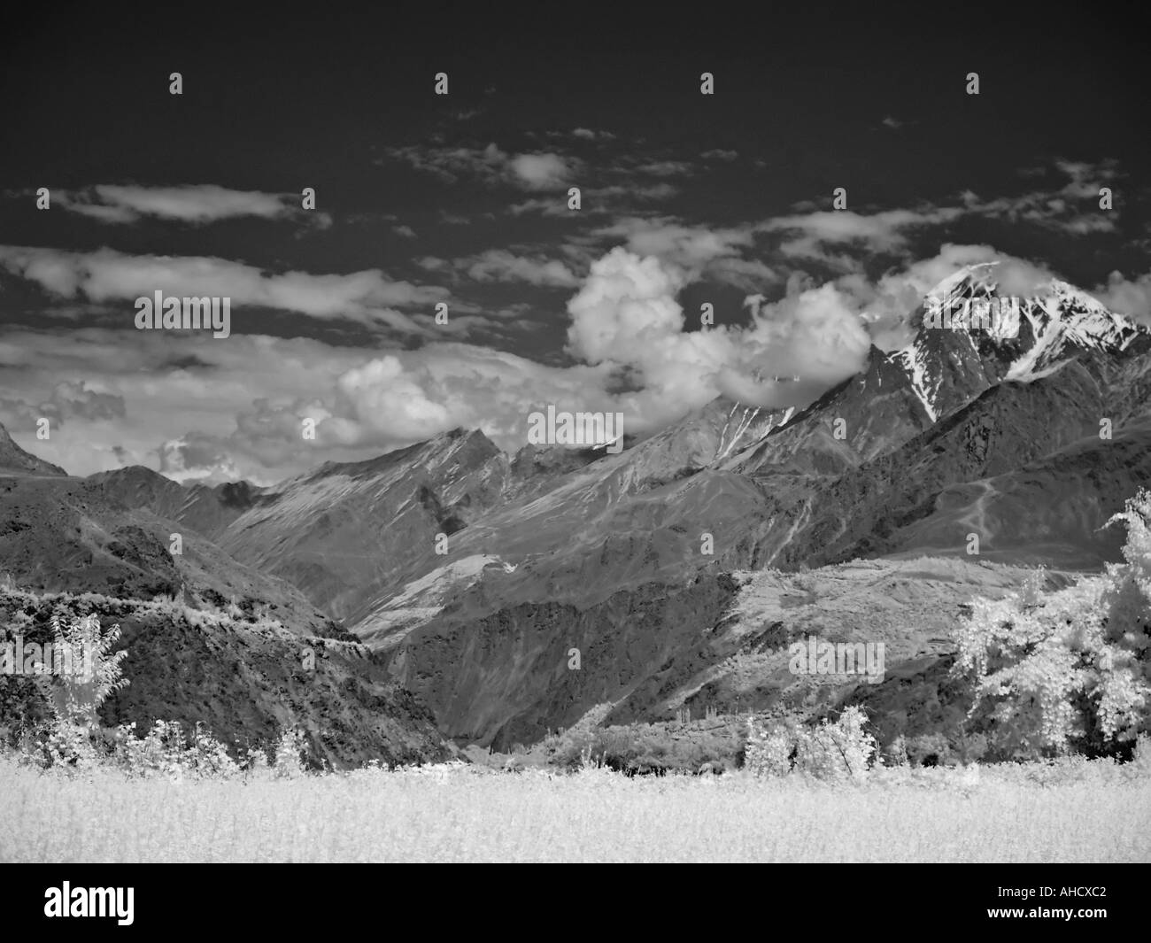 Schwarz / weiß Infrarot-Landschaft das Hunza-Tal im Norden Pakistans Stockfoto