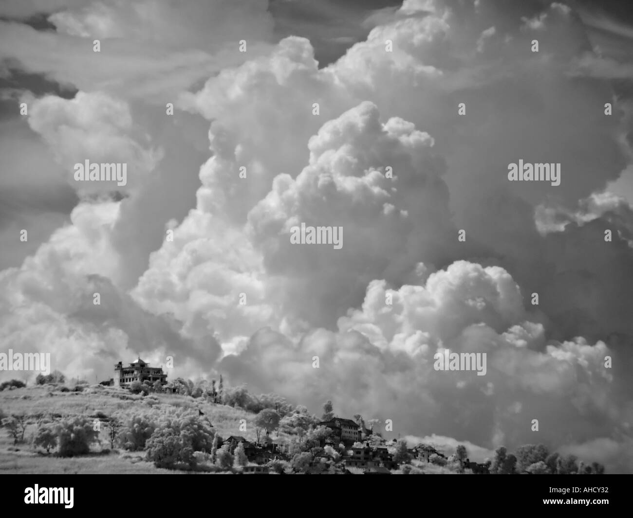 Schwarz / weiß Infrarot-Landschaft der Chobar Tempel im Kathmandu-Tal Nepal Stockfoto