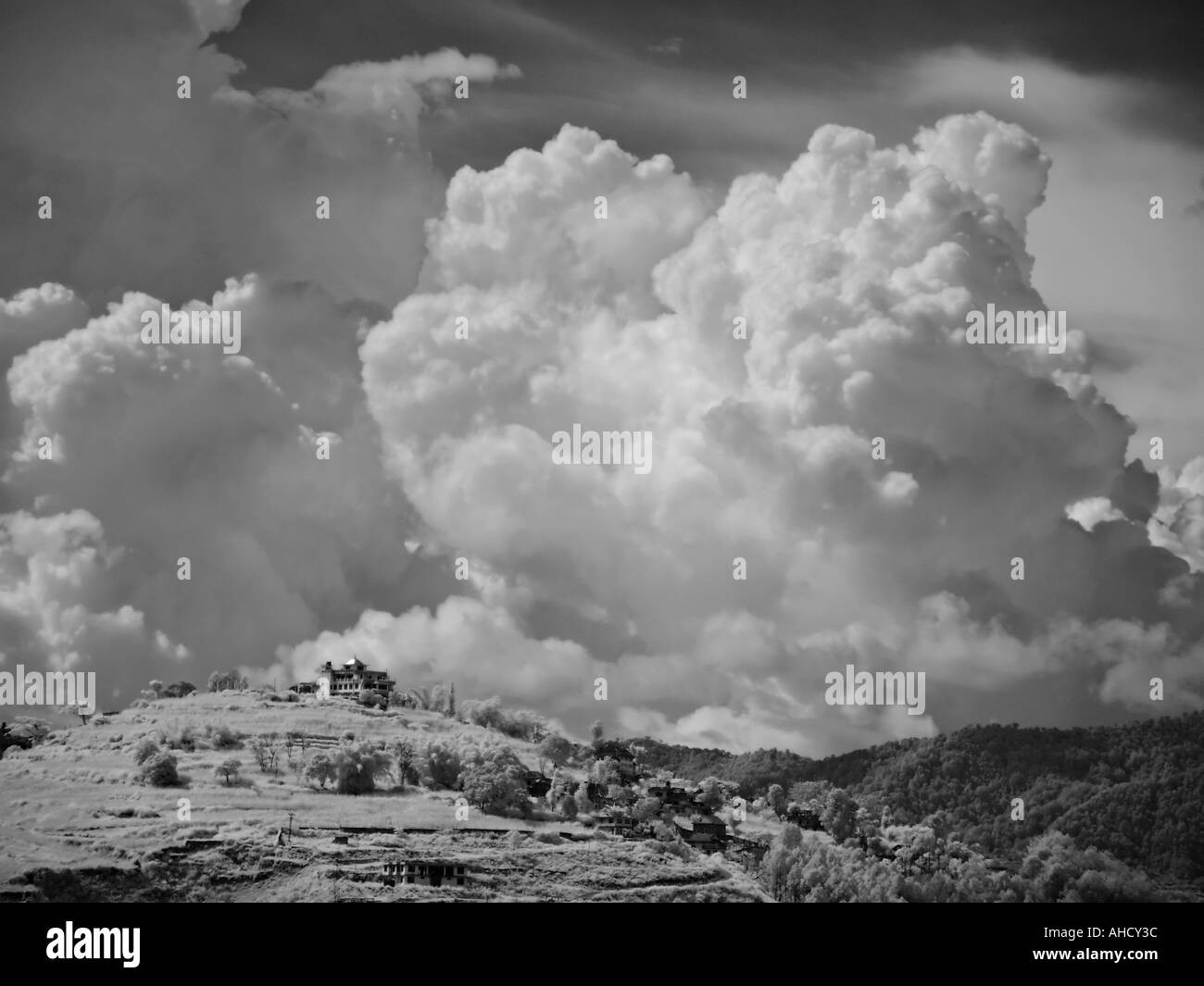 Schwarz / weiß Infrarot-Landschaft der Chobar Tempel im Kathmandu-Tal Nepal Stockfoto