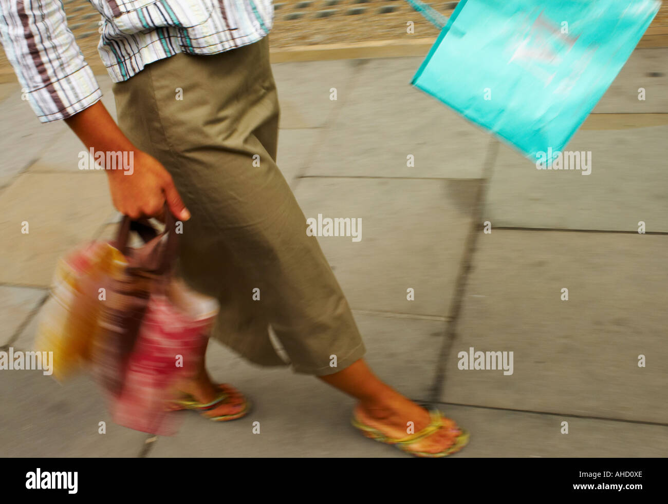 Taille abwärts Aufnahme Frau entlang Regent Street London mit Einkaufstaschen Stockfoto
