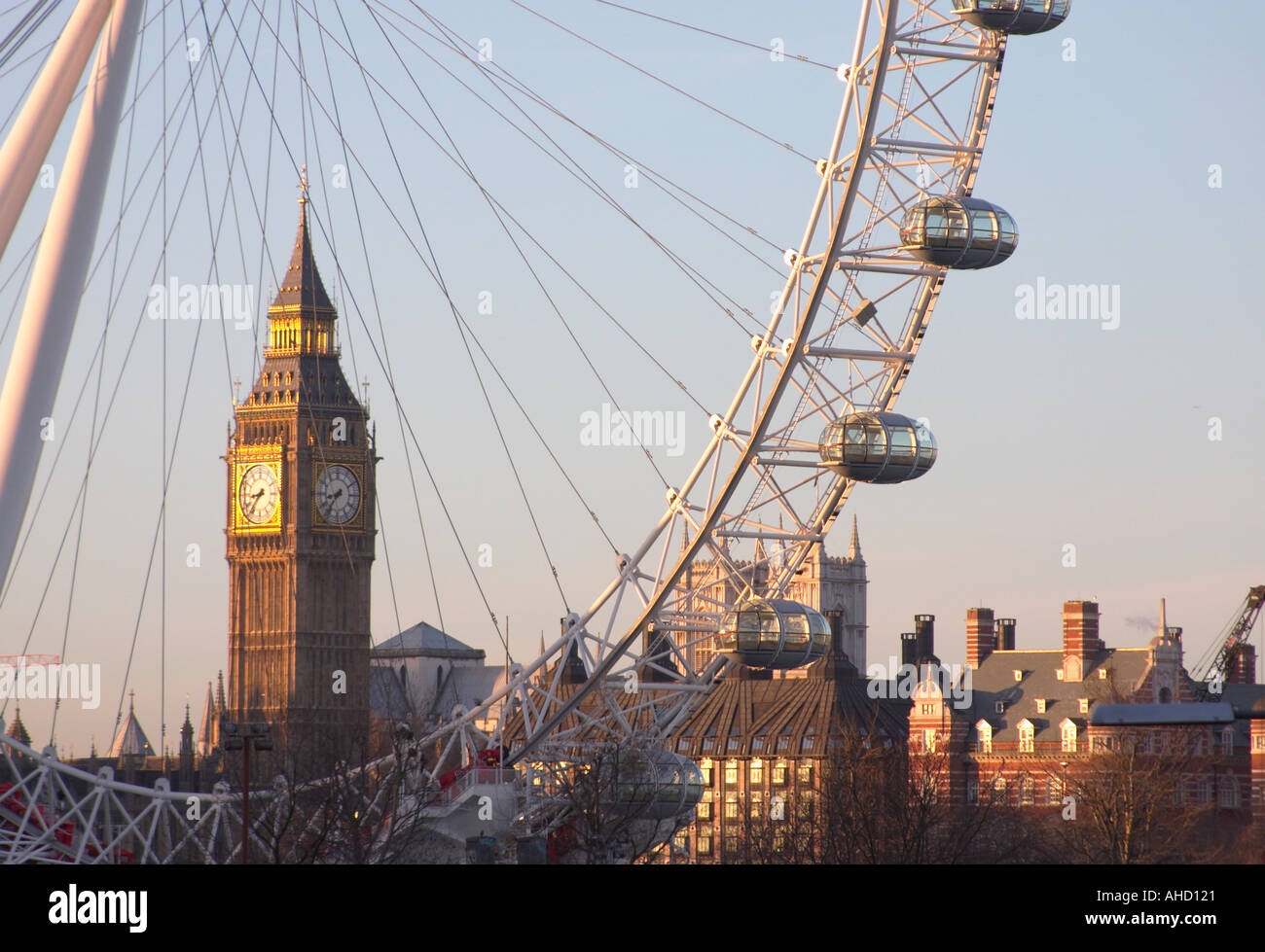 Tag London Eye Millenium-Riesenrad mit Big Ben Parlament im Hintergrund London England Großbritannien Vereinigtes Königreich UK Stockfoto