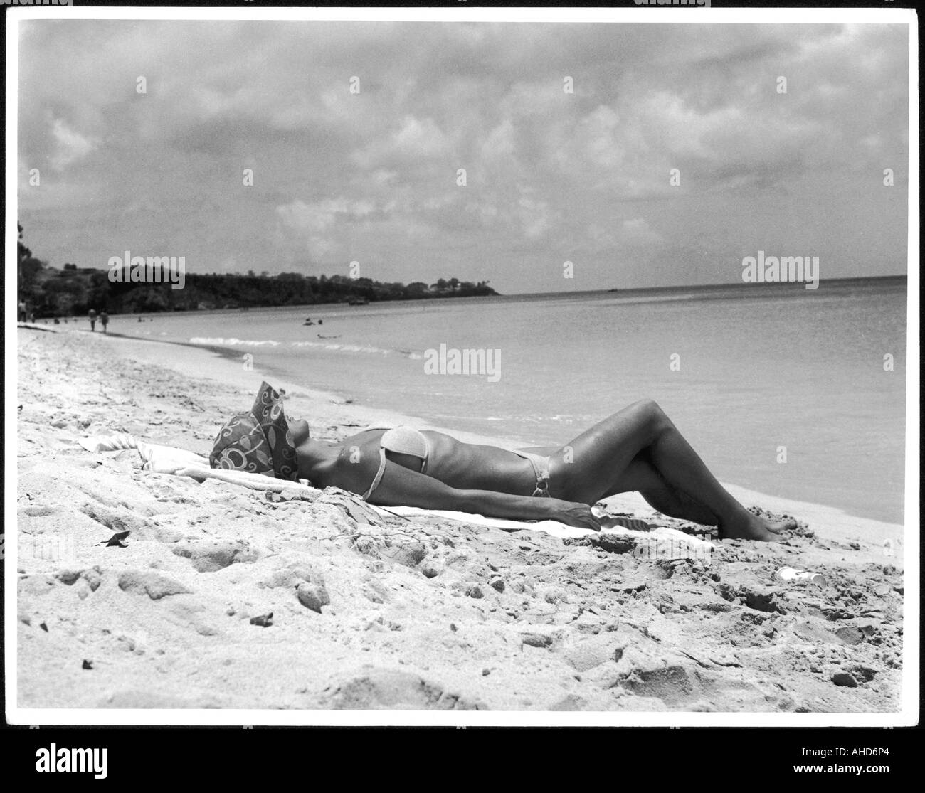 Sonnenbaden am Sand Stockfoto