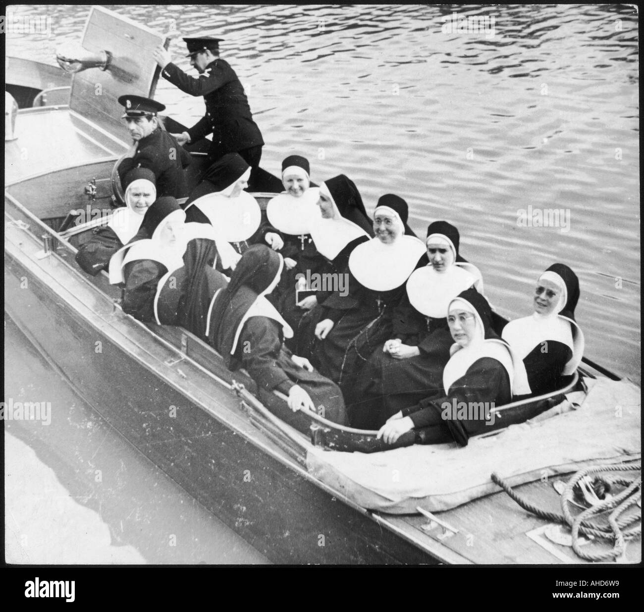 Nonnen im Boot Stockfoto