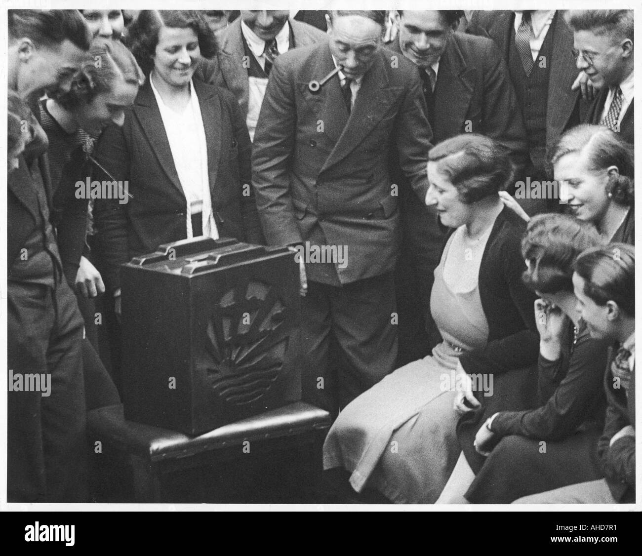 Listening radio 1930s Fotos und Bildmaterial in hoher Auflösung Alamy