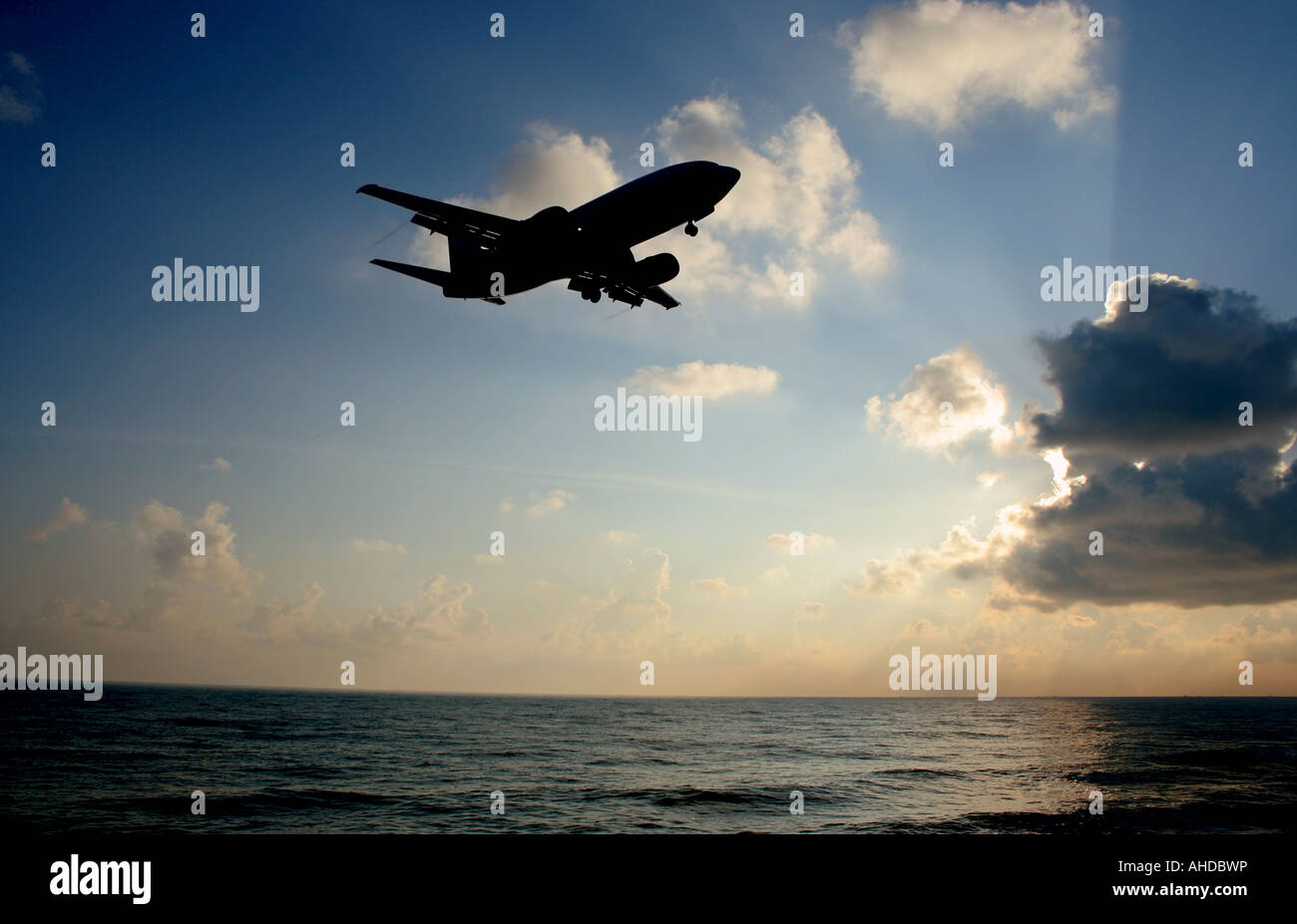 Silhouette der Airliner über den Boden Stockfoto