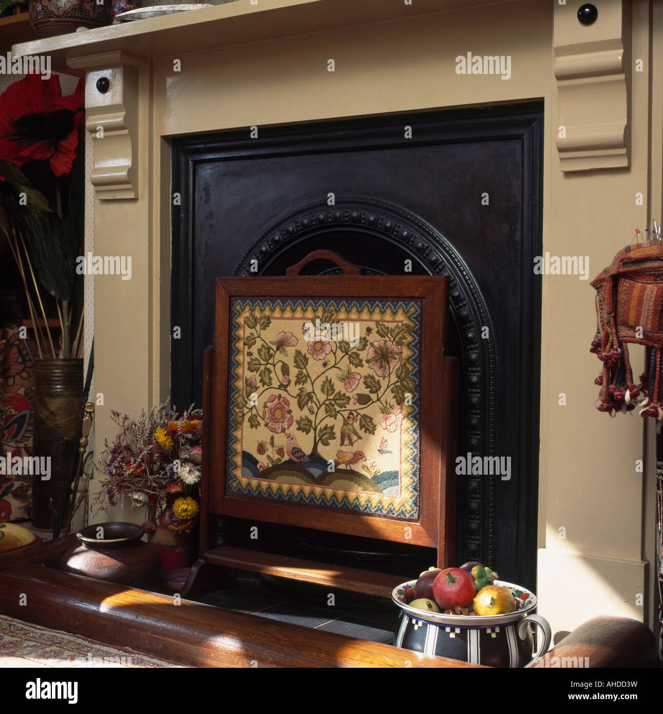 Nahaufnahme von gestickten FUNKENSCHUTZGITTER in Creme Kamin Stockfoto