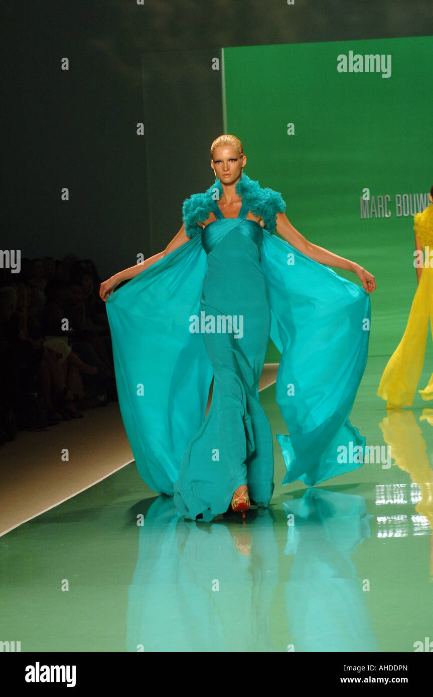 Modelle anzeigen erstellte von Marc Bouwer für ihre Sammlung Laufstegshow Moden zeigen während der New York Fashion Week Stockfoto
