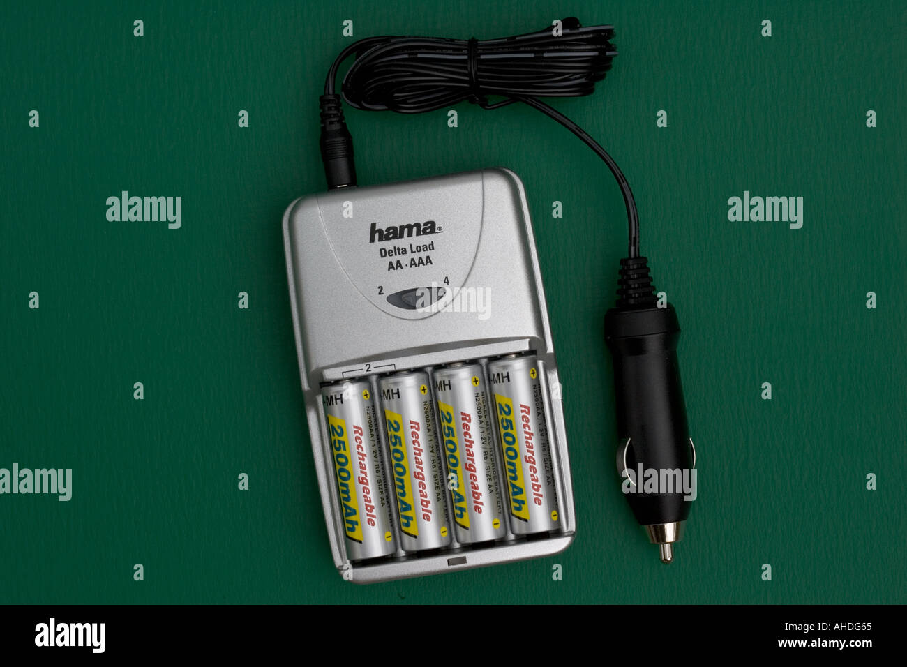 Kfz-Ladegerät mit vier 2500mA hr wiederaufladbare AA Batterien mit hoher Kapazität UK Stockfoto