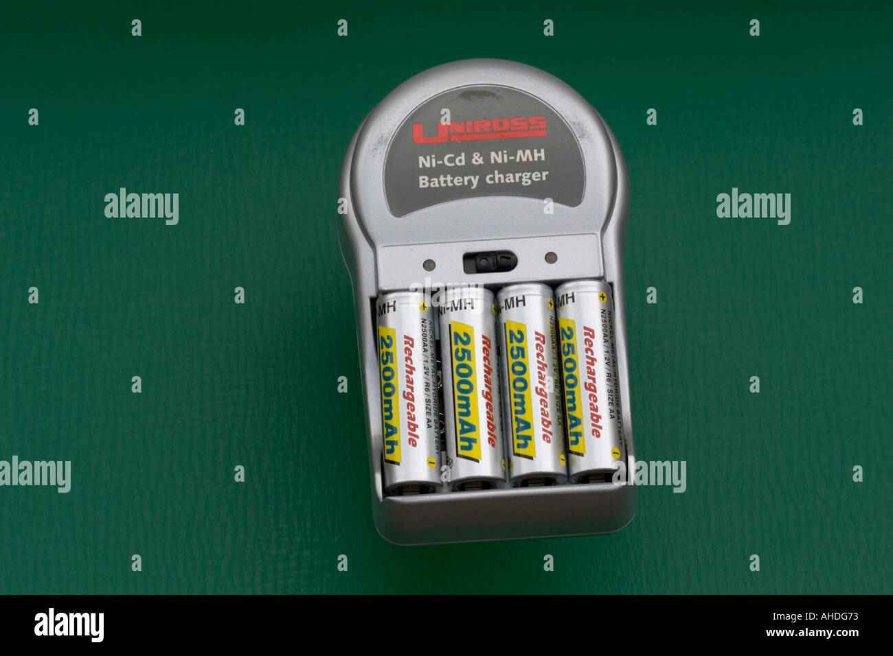 Netzladegerät mit vier 2500mA hr wiederaufladbare AA Batterien mit hoher Kapazität UK Stockfoto