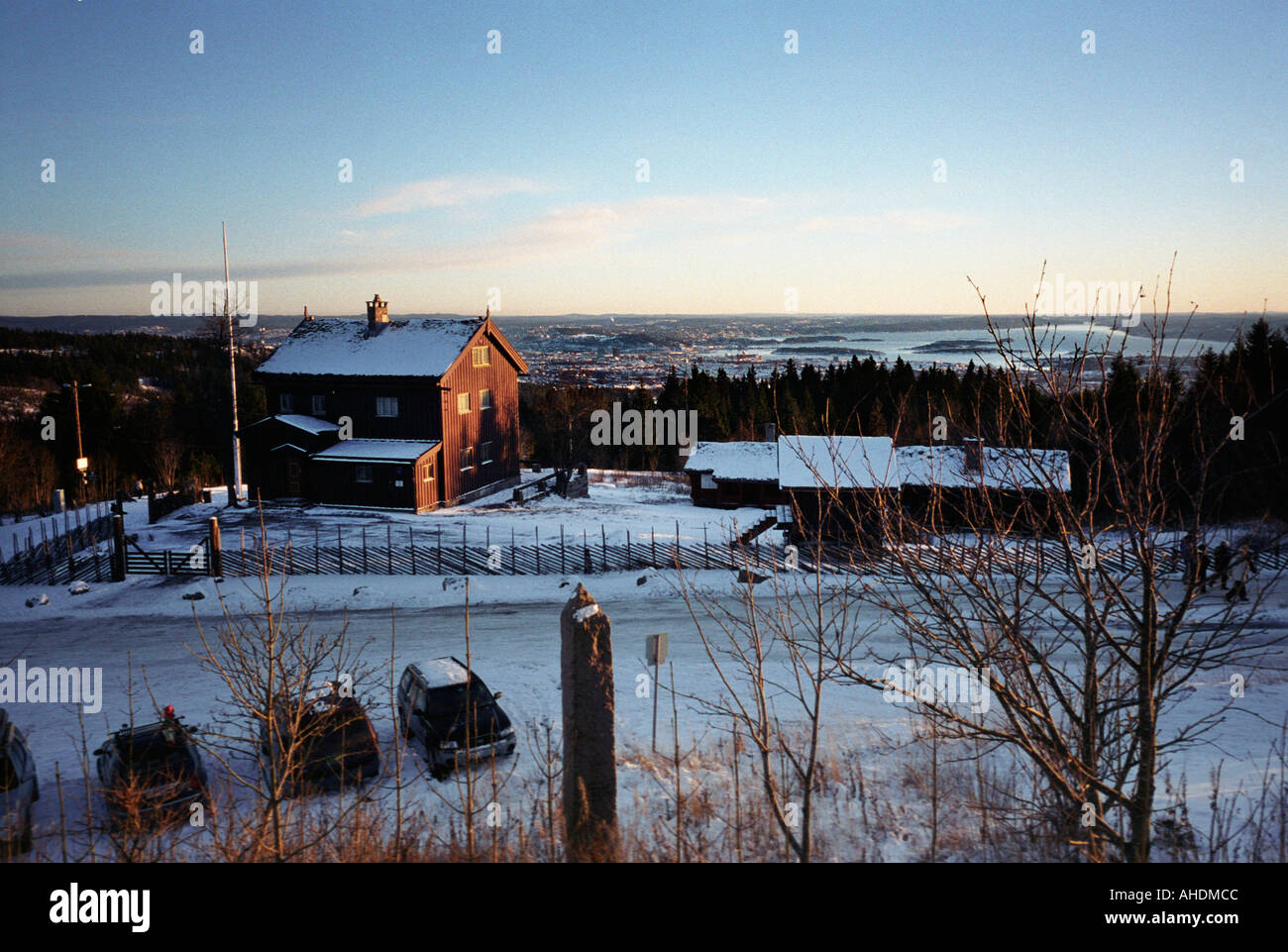 Blick über Oslo und dem Oslo-Fjord in Norwegen von Frognerseteren in der Gegend namens Marka oberhalb der Holmenkollen Ski-Stadion Stockfoto