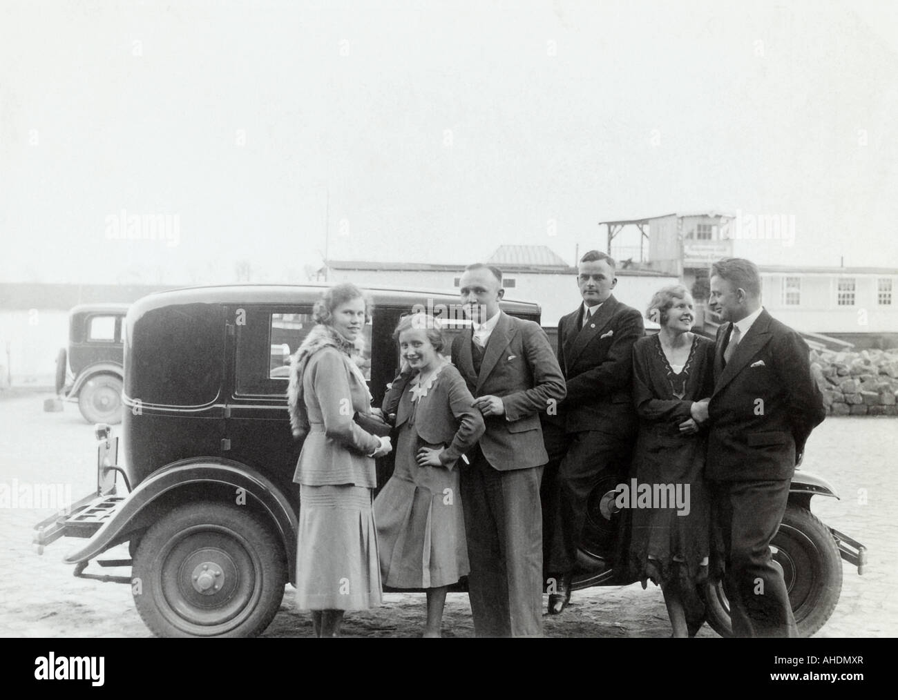 Menschen, Gruppe vor einem Auto, 1920er, 20er, 20. Jahrhundert, Stockfoto