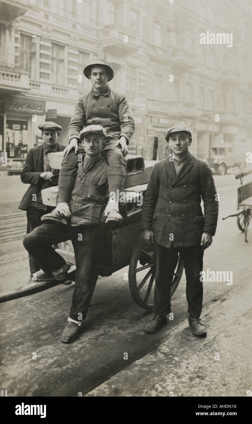 Menschen, Transporter, Gruppe von Transportern mit Handwagen, Deutschland, 1920er, 20er, 20. Jahrhundert, Stockfoto