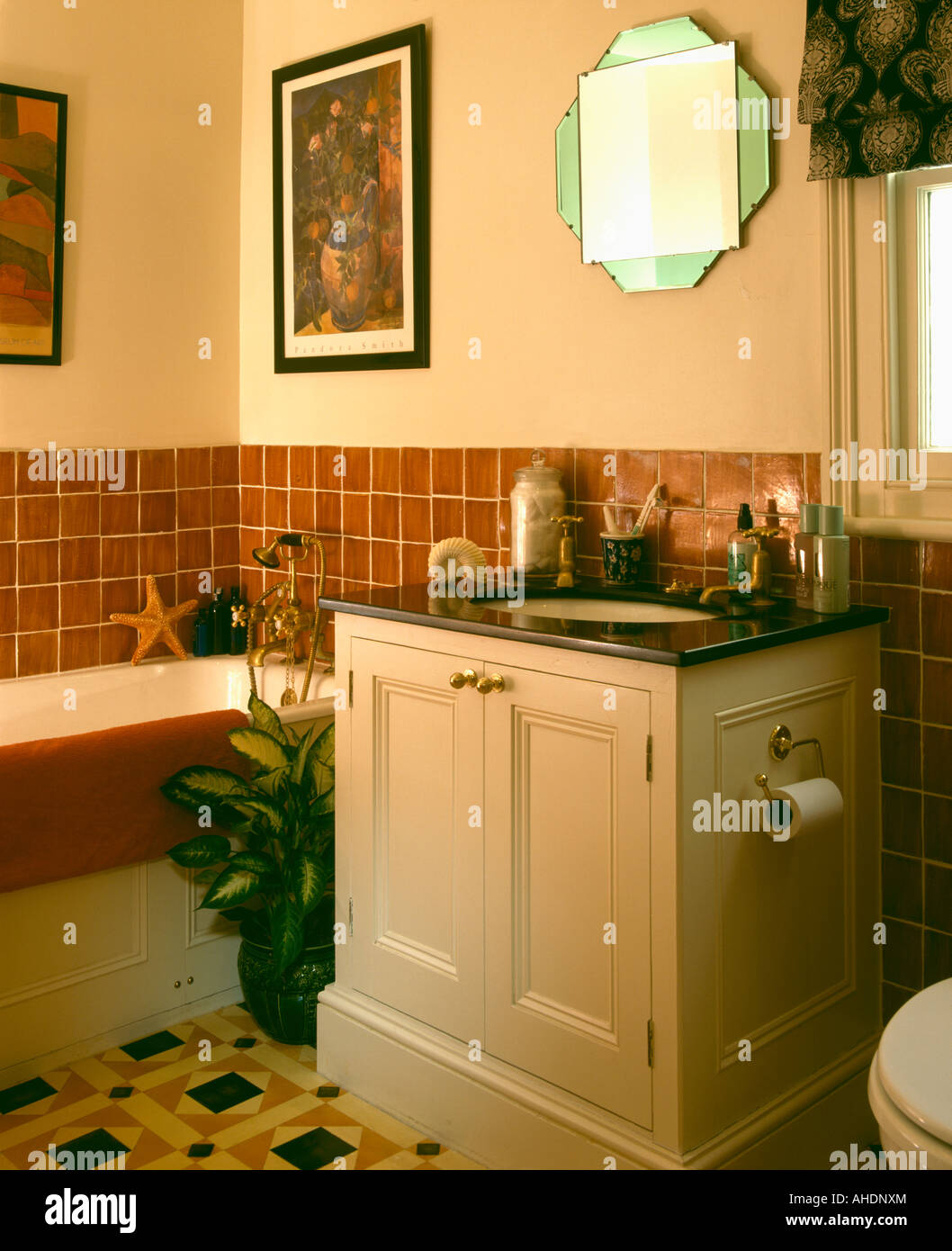 Waschbecken Unterschrank 90er Jahre eingebaut Badezimmer mit braunen  Wandfliesen Stockfotografie - Alamy