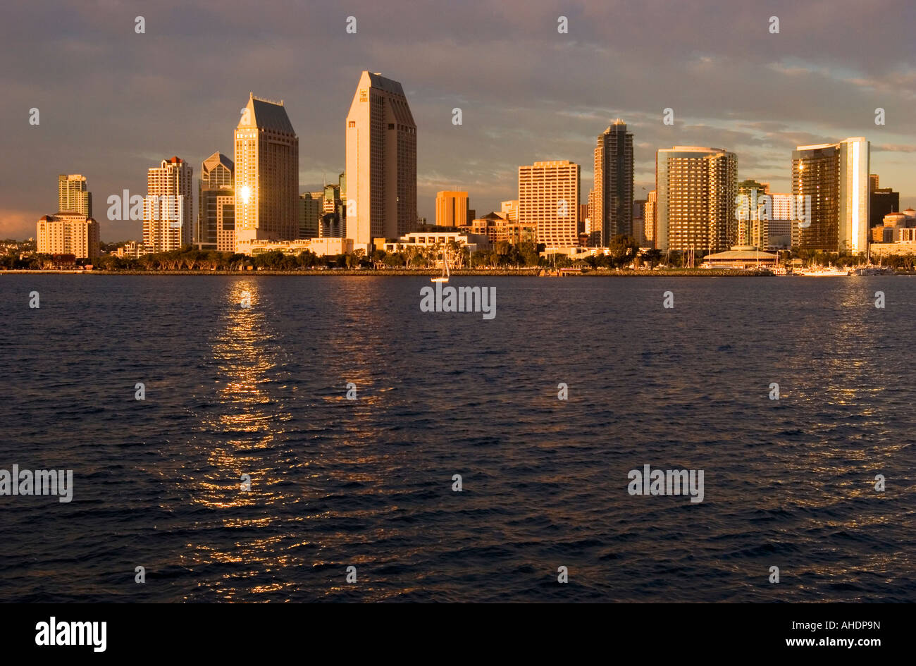 Eine atemberaubende Foto von der Skyline von San Diego bei Einbruch der Dunkelheit das Licht der untergehenden Sonne reflektiert die Gebäude... Stockfoto