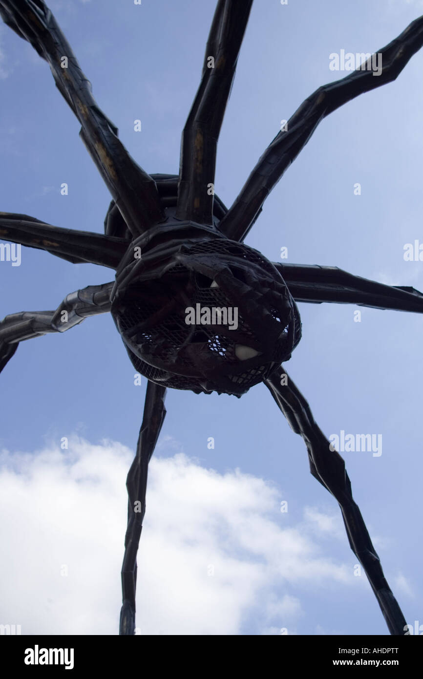 Riesige Spinne Skulptur "Maman" von Louise Bourgeois außerhalb Tate Modern, London berechtigt. Stockfoto