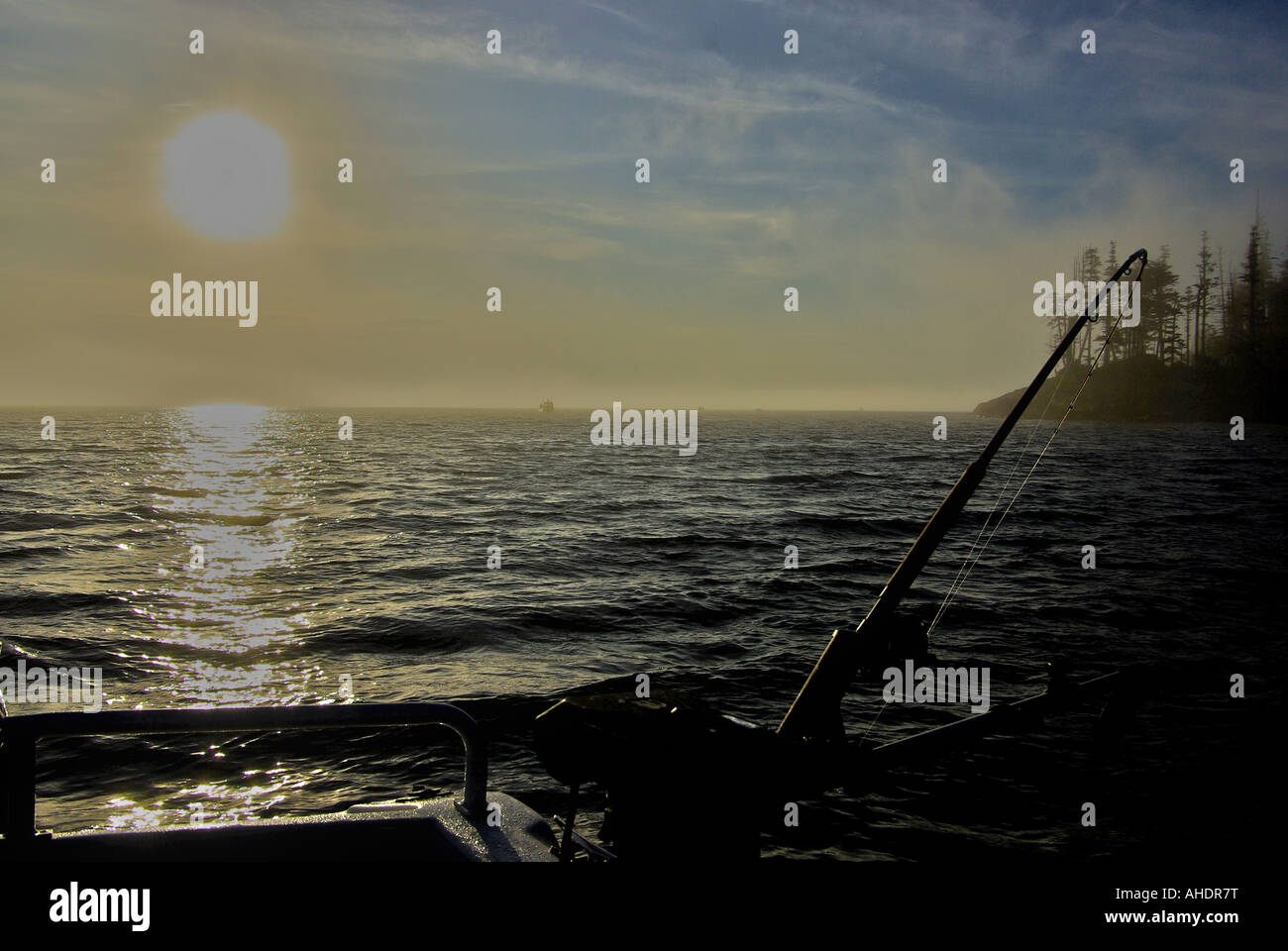 Lachsangeln im Duval Punkt in der Nähe von Port Hardy mit dem Nebel am frühen Morgen nur Abbrennen Stockfoto