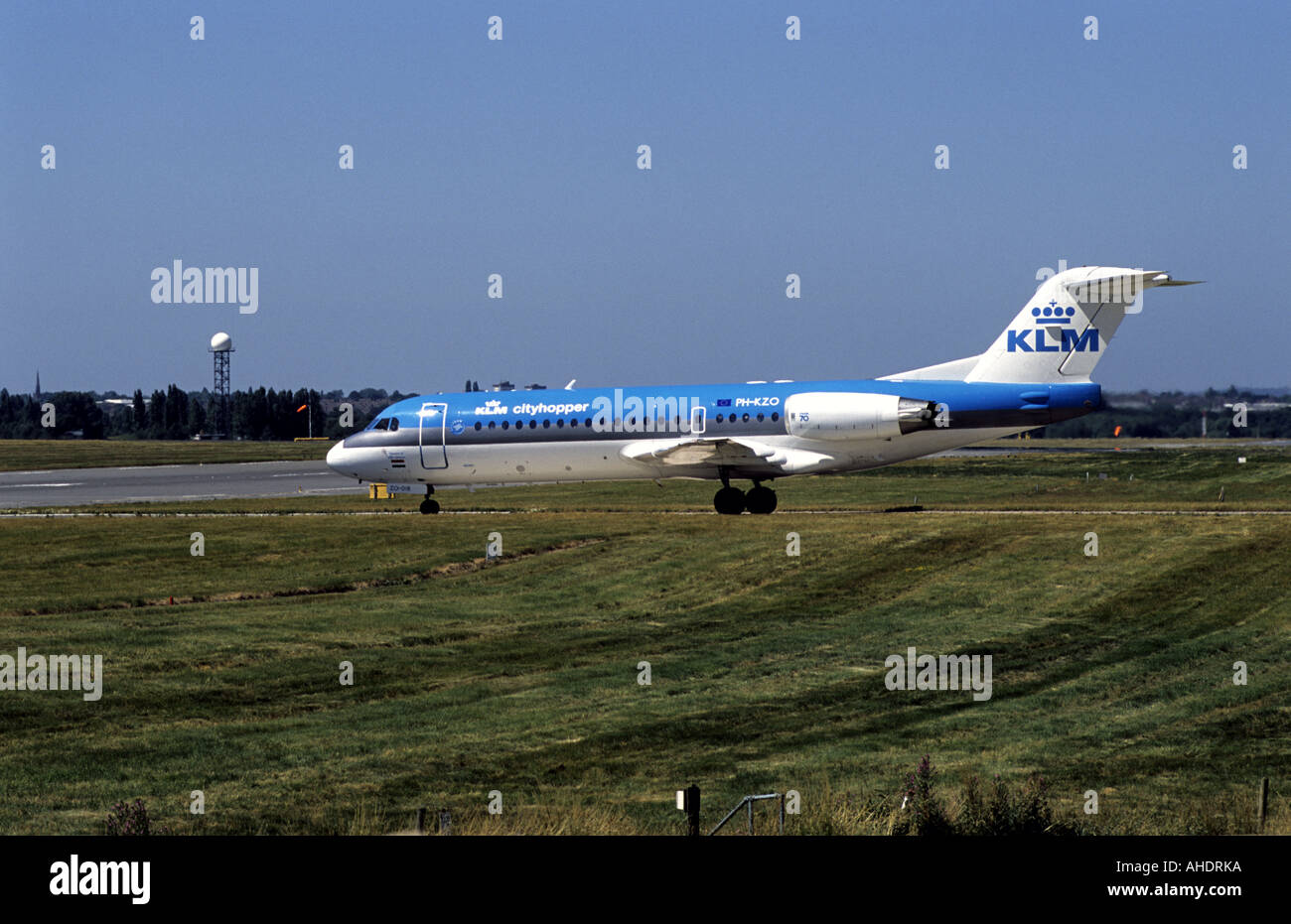 KLM Cityhopper Fokker 70 Flugzeuge Rollen am Flughafen Birmingham, West Midlands, England, UK Stockfoto