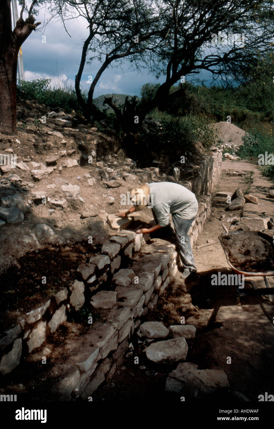 Ein Archäologe Assistent in Oaxaca Mexico baut Mauern zum 8. Jh. n. Chr. Ruine zu stabilisieren Stockfoto