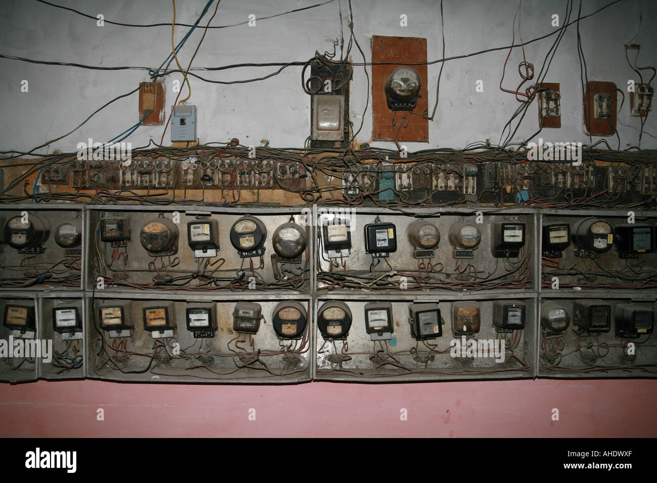 Havanna-Kuba-Stromzähler mit Chaos-Verkabelung in einem Flur Stockfoto