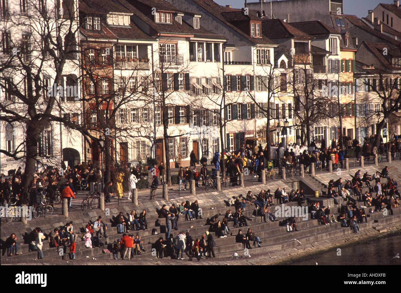 Basler Fasnacht Massen auf Oberer Rheinweg im Kleinbasel Stockfoto