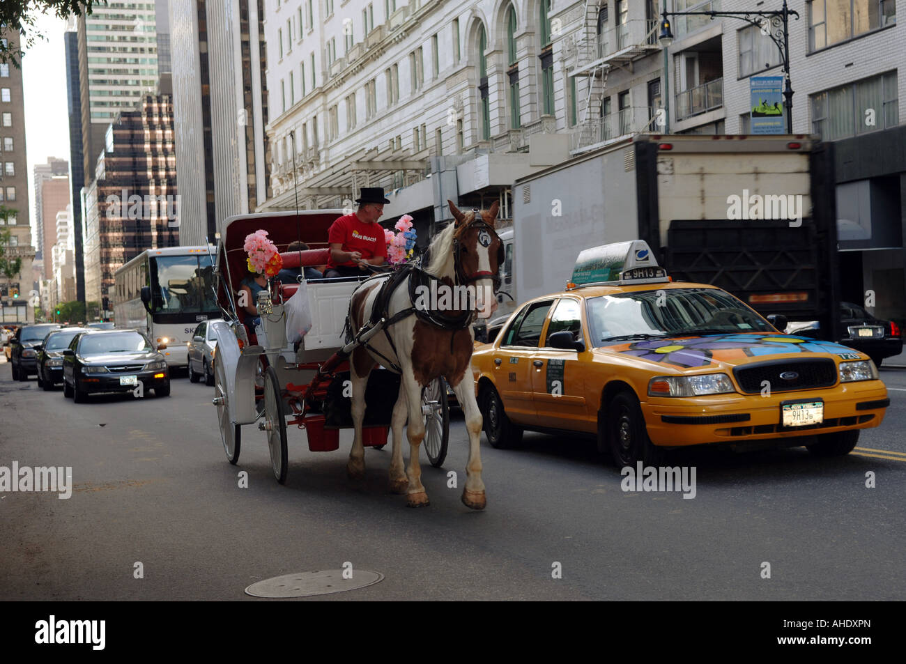 Central Park Kutsche Pferd reist im Verkehr am Central Park South Stockfoto