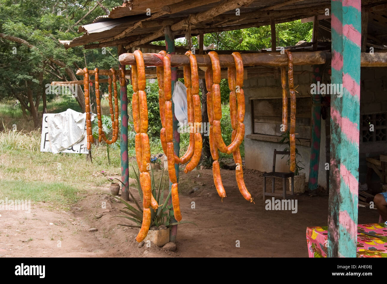 Würstchen aus Schweinefleisch zum Verkauf an der Seite der Straße, die von Chitré, Divisa geht. Azuero, Republik Panama, Mittelamerika Stockfoto