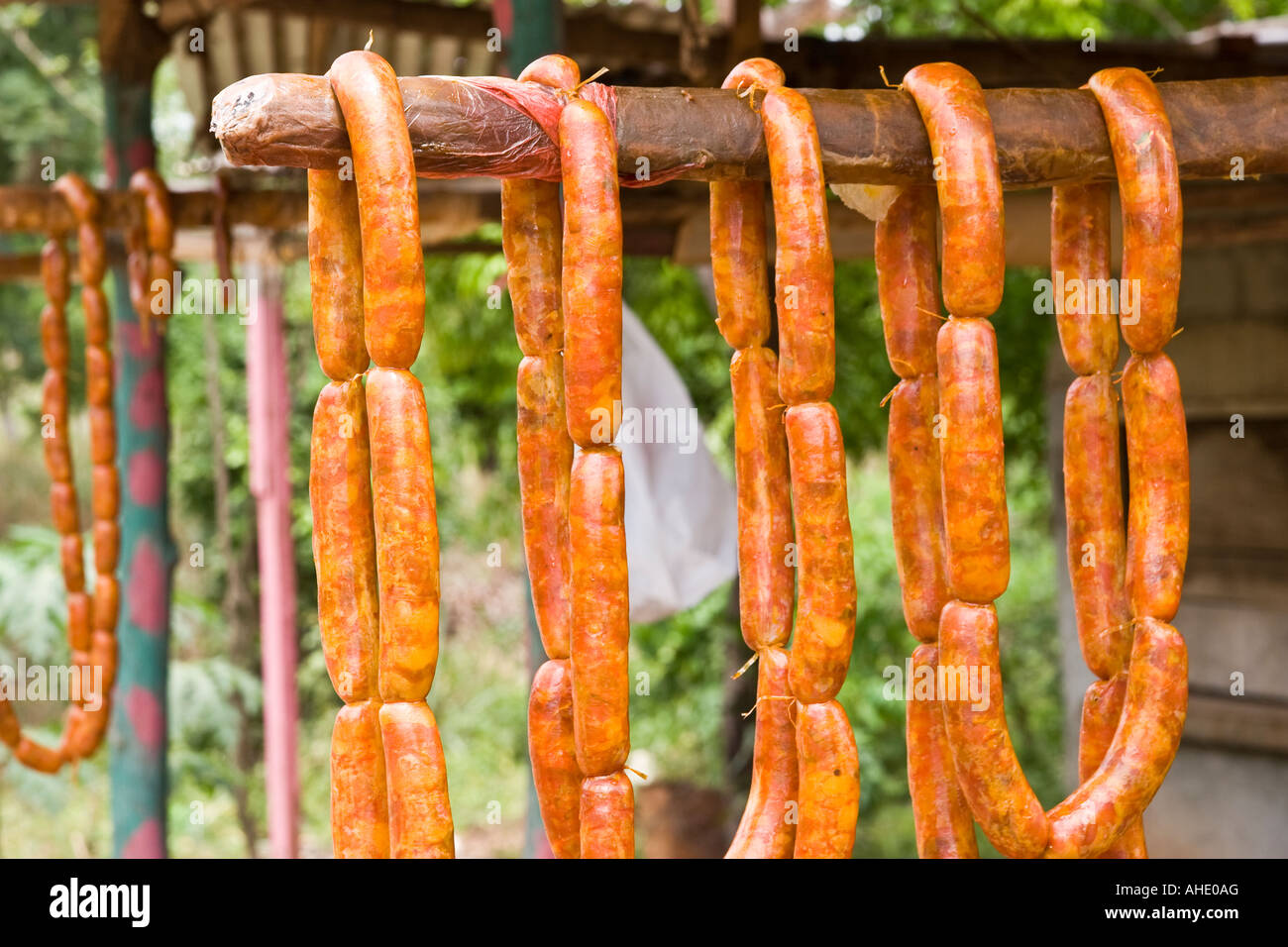 Würstchen aus Schweinefleisch zum Verkauf an der Seite der Straße, die von Chitré, Divisa geht. Azuero, Republik Panama, Mittelamerika Stockfoto