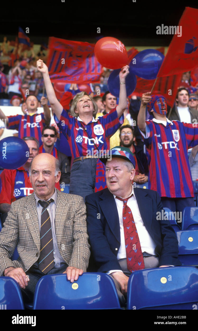 Crystal Palace Fußballspiel im Wembley-Stadion. Stockfoto