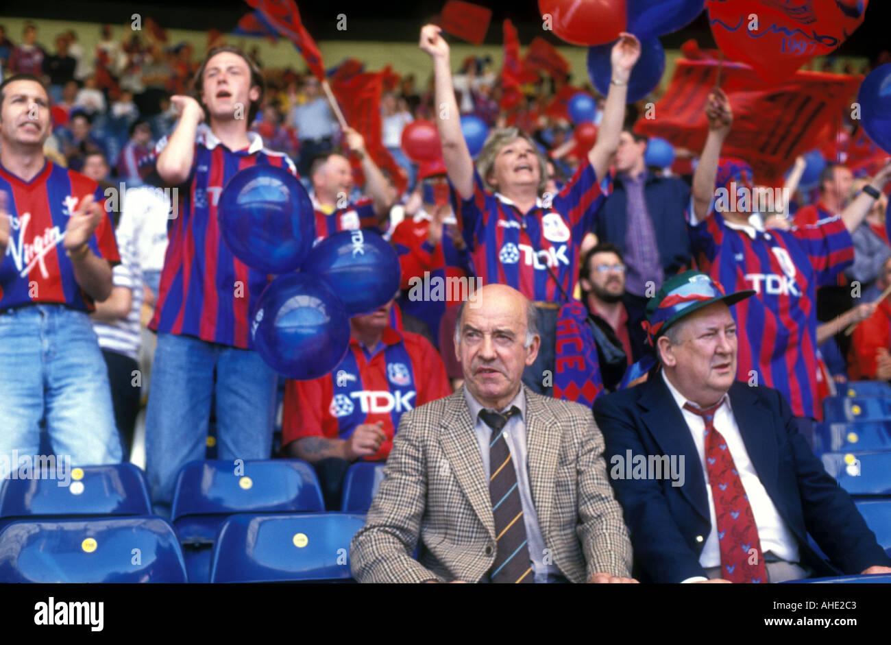 Fußball-Fans jubeln mit älteren Männern ernst Stockfoto