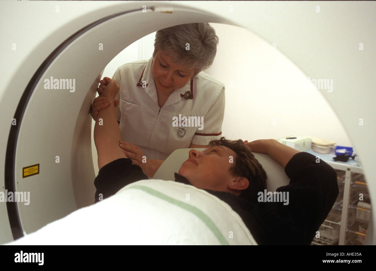 Radiologe Cat-Scan auf weibliche Patienten durchführen. Stockfoto