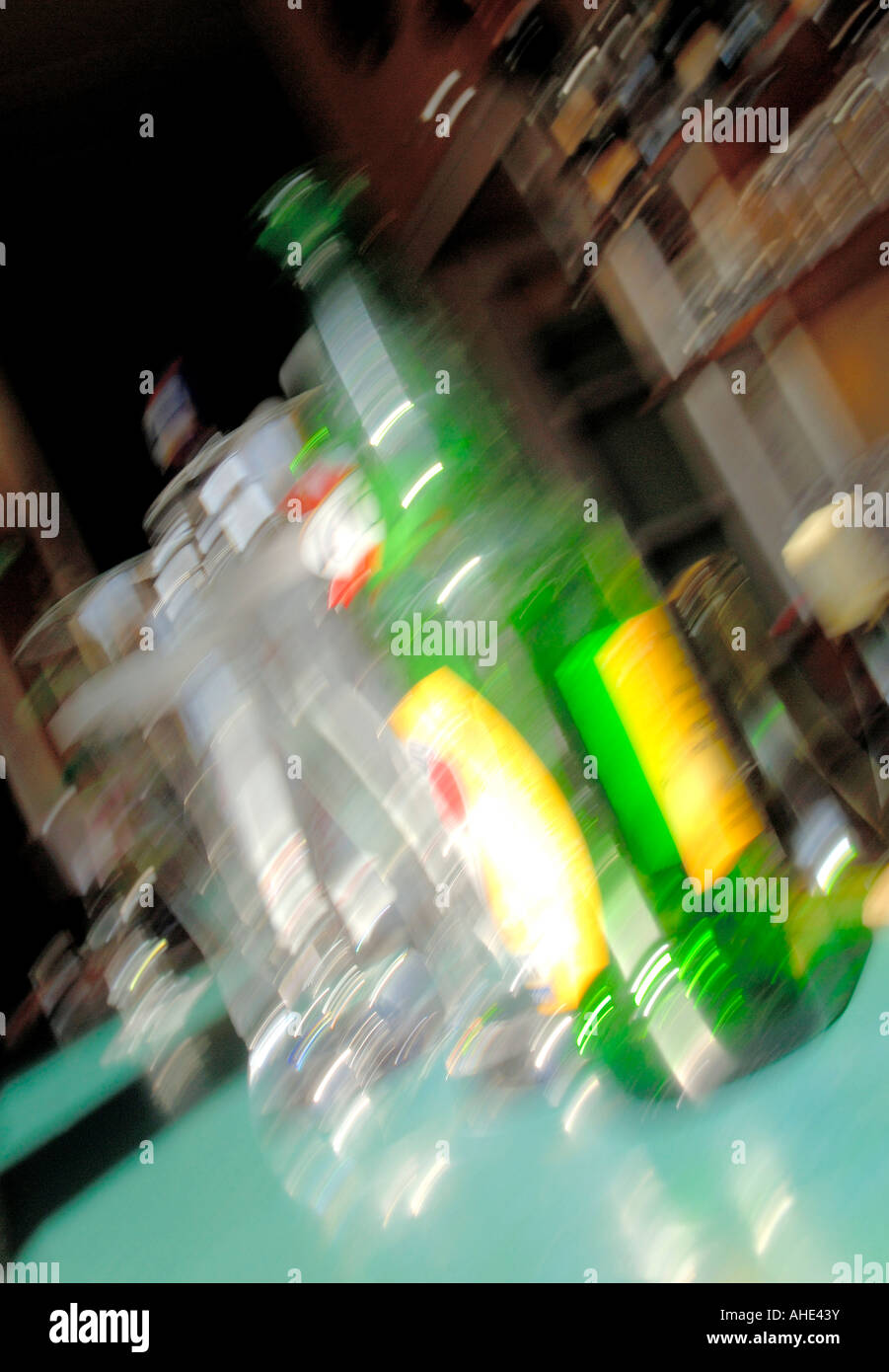 Verschwommenes Sehen der Bierflasche und Gläser auf bar, Frankreich. Stockfoto